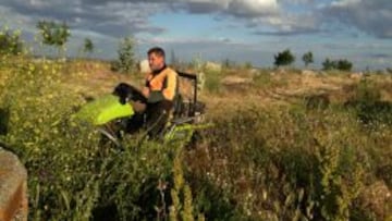 Jesús Manzano, en su trabajo de jardinero.
