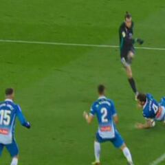 Penalti no pitado por mano de Víctor Sánchez tras tiro de Bale