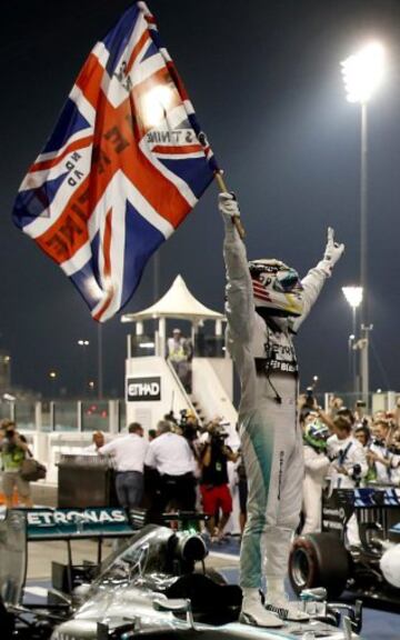 El piloto británico de Mercedes-AMG Lewis Hamilton gana el GP de Abu Dhabi en el circuito de Yas Marina y se proclama por segunda vez  campeón del mundo de Fórmula Uno.