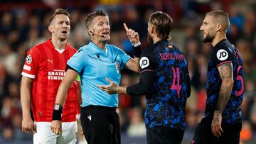 Orsato, hablando con Ramos durante el PSV-Sevilla.