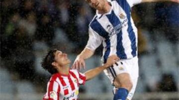 <b>REAL SOCIEDAD 2 - ALMERÍA 0</b> El centrocampista francés de la Real Sociedad David Zurutuza (d) cabecea un balón ante el delantero argentino del UD Almería Pablo Piatti durante el partido correspondiente a la vigésimo primera jornada del Campeonato Nacional de Liga de Primera División que enfrenta a ambos equipos esta tarde en el estadio de Anoeta.
