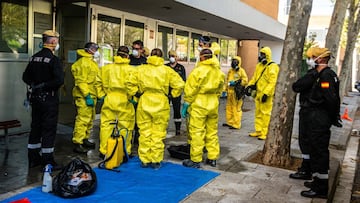 Un equipo de desinfecci&oacute;n de la Unidad Militar de Emergencias (UME) en una residencia de mayores de Cerdanyola del Vall&egrave;s (Barcelona).