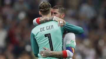 Sergio Ramos abraza a De Gea al finalizar el partido ante Portugal. 