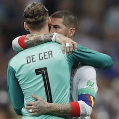El grupo sale en tromba a proteger a David de Gea