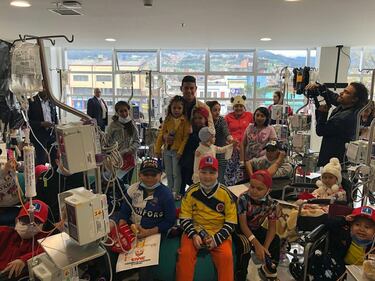 James comparte con los niños del Hospital de la Misericordia