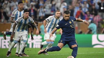 Mbapp¨¦ lanza a porter¨ªa ante Argentina.