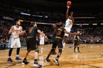 Kenneth Faried lanza a canasta ante Tristan Thompson.