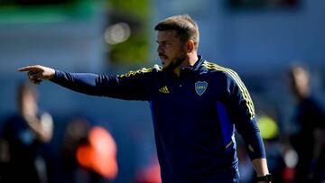 BUENOS AIRES, ARGENTINA - APRIL 01: Mariano Herron interim coach of Boca Juniors gives instructions to his players during a match between Barracas Central and Boca Juniors as part of Liga Profesional 2023  at Estadio Claudio Chiqui Tapia on April 01, 2023 in Buenos Aires, Argentina. (Photo by Marcelo Endelli/Getty Images)