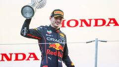 Verstappen, en el podio de Suzuka.