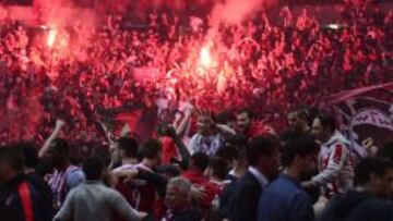 Bengalas y jolgorio en el pabell&oacute;n de La Paz y la Amistad, la cancha del Olympiacos.