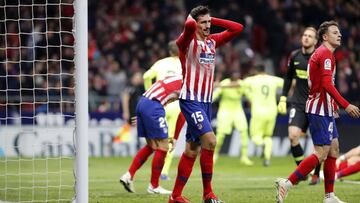 Los futbolistas del Atl&eacute;tico se lamentan tras el gol de Demb&eacute;l&eacute; para el Barcelona (1-1).