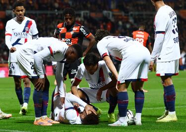 Desire Doue sale del campo entre lágrimas y ayudado para ser trasladado en camilla.