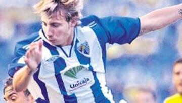 <b>La perla deja Martiricos</b> Arriba podemos observar la pugna entre Alexis y Oli durante el partido que Cádiz y Málaga disputaron en el Carranza. Ese encuentro, de infausto recuerdo para el malaguismo, fue el último del canterano con la camiseta blanquiazul.