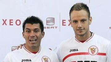 <b>CON GANAS. </b>Medel y Rakitic posan con la camiseta del Sevilla, la que llevarán hasta 2015.