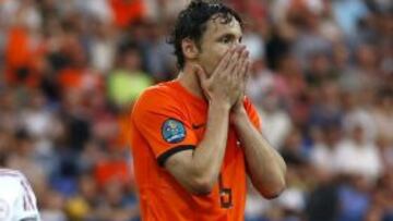 El mediocentro holandés se lamenta el choque ante Dinamarca.