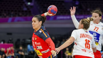 Dortmund (Germany), 02/12/2025.- Elba Alvarez Torrado (L) of Spain in action against Andela Janjusevic (C) of Serbia during the IHF Women's Handball World Championship 2025 match between Spain and Serbia in Dortmund, Germany, 02 December 2025. (Balonmano, Alemania, España) EFE/EPA/CHRISTOPHER NEUNDORF