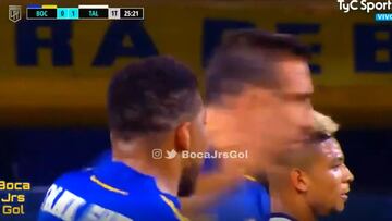 El colombiano respondió con un golpe en el rostro de su compañero cuando el central le recriminó una acción del partido. Muy feo gesto.