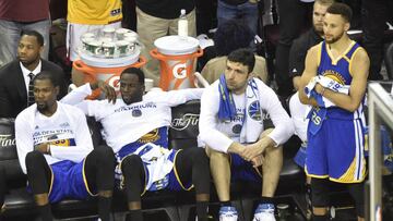 Draymond Green y Zaza Pachulia, en el banquillo de los Warriors durante el cuarto partido de las Finales.