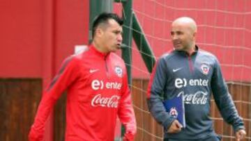 Gary Medel y Jorge Sampaoli