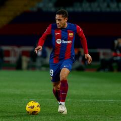 Vitor Roque coge el dorsal 17 de Marcos Alonso