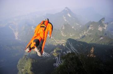 Victor Kovats salta con su traje de wingsuit desde una montaña en el parque nacional de Tianmen, China. Kovats murió tras uno de sus saltos a no abrirse su paracaídas.