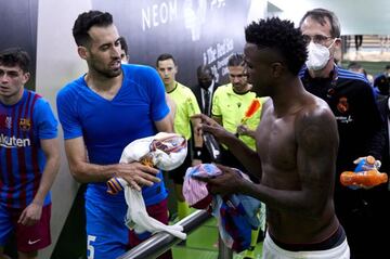 Vinicius se intercambió la camiseta con Busquets tras el partido.