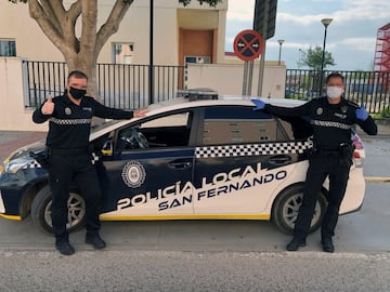 García Ortiz (a la izquierda) junto con un compañero de la policía local de San Fernando, Cádiz. Salir a la ventana a aplaudir cada tarde la labor de los profesionales que luchan contra la pandemia se ha convertido en la gran expresión de gratitud colectiva de millones de españoles. Un aliento que percibe como policía local el árbitro de baloncesto de la Liga Endesa, José Ramón García Ortiz. 