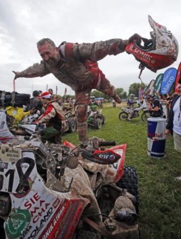 El piloto de Quad Rafal Sonik de Polonia celebra la victoria tras cruzar la línea de meta y ganar el Dakar 2015 en su categoría