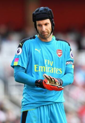 10 - Petr Cech: El portero checo de 33 años dejó Chelsea en junio de 2015 luego de 10 años en el club. La titularidad de Thibais Courtois le quitó protagonismo en los azules, y lo obligó a buscar club. Arsenal pagó 14 millones de euros y se quedó con él.