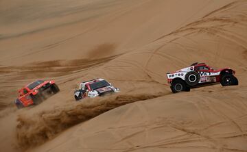 De izquierda a derecha: El piloto brasileño Lucas Moraes y el copiloto alemán Timo Gottschalk, el piloto qatarí de Toyota Nasser Al-Attiyah y su copiloto francés Mathieu Baumel, y el piloto francés Pierre Lachaume y su copiloto belga Francois Beguin se cruzan durante la octava etapa. 