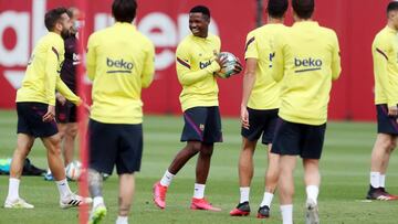 This handout picture made available by FC Barcelona shows (fromL) Barcelona&#039;s Spanish defender Jordi Alba and Barcelona&#039;s Guinea-Bissau forward Ansu Fati attending a training session at the Ciutat Esportiva Joan Gamper in Sant Joan Despi on June