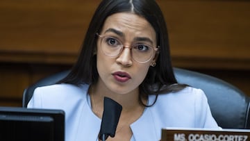 ARCHIVO - En esta fotograf&iacute;a de archivo del lunes 24 de agosto de 2020, la representante federal Alexandria Ocasio-Cortez, DN.Y., cuestiona al director general de Correos Louis DeJoy durante una audiencia del Comit&eacute; de Reforma y Supervisi&oacute;n de la C&aacute;mara sobre el Servicio Postal en Capitol Hill, en Washington.