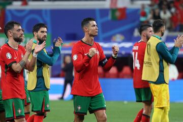 Leipzig (Germany), 18/06/2024.- Cristiano Ronaldo (C) Portugal and teammates celebrate after winning the UEFA EURO 2024 group F soccer match between Portugal and the Czech Republic, in Leipzig, Germany, 18 June 2024. Portugal won 2-1. (República Checa, Alemania) EFE/EPA/MIGUEL A. LOPES
