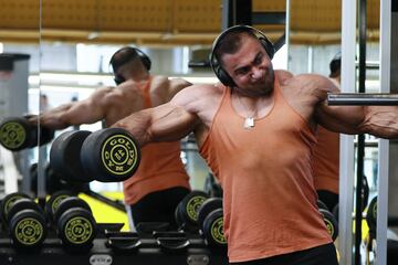 El jordano Mohammad Nsour, renunci¨® a la carrera de medicina para perseguir su sue?o de convertirse en un fisicoculturista estrella. A los 26 a?os, est¨¢ un paso m¨¢s cerca, ya que se clasific¨® para Mr Olympia, un prestigioso concurso internacional en Las Vegas, Nevada, donde se enfrentar¨¢ a los nombres y m¨²sculos m¨¢s importantes del deporte.