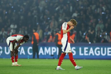 El jugador del Arsenal, Martin Odegaard, desolado tras ser eliminados por el Paris Saint-Germain.