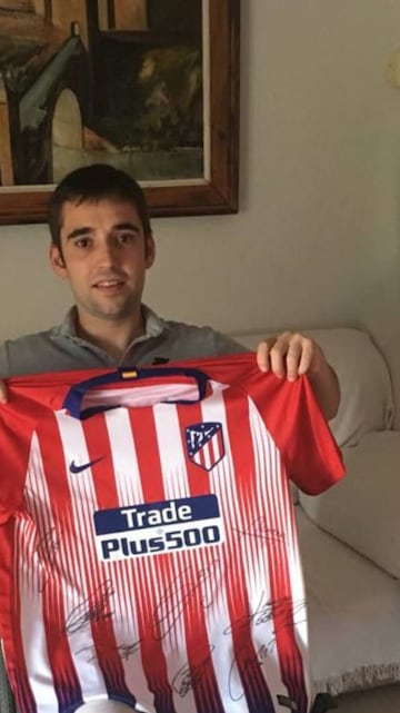 'Chiqui' posa con la camiseta del Atlético firmada por varios jugadores.