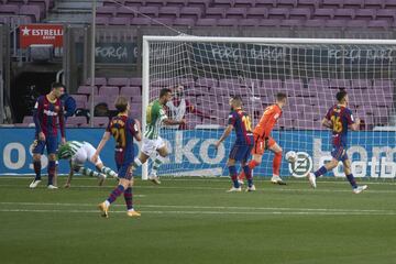 Gol de Sanabria, tras un rebote, metió el pie en la frontal del área pequeña para metar a gol.