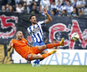 El delantero del Deportivo José Verdú "Toché" (d) pelea un balón con el defensa argentino del Valencia Nicolás Otamendi.