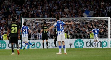 2-0. Ander Barrenetxea se interna el área por la izquierda, dribla hacia dentro y define raso al primer palo de Thibaut Courtois.