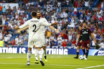 Benzema celebrates with Dani Carvajal after opening the scoring.