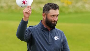 Jon Rahm saluda tras finalizar su actuación en el Abierto Británico de golf.