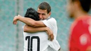 <b>AL ATAQUE. </b>Szalai y Bueno quieren dar más alegrías.