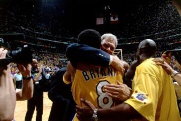 Repitiendo con Kobe una escena tantas veces repetida con Jordan. Es el año 2000 y los Lakers son campeones.