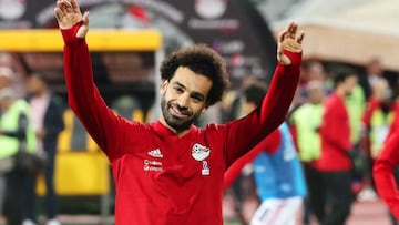 EPA6606. ALEJANDR&Iacute;A (EGIPTO), 16/11/2018.- Mohamed Salah, delantero de la selecci&oacute;n de f&uacute;tbol de Egipto, saluda a la afici&oacute;n antes del partido disputado ante T&uacute;nez correspondiente a la ronda clasificatoria de la Copa de 