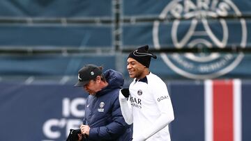 Paris Saint-Germain's French forward Kylian Mbappe (R) takes part in a training session at the club's "Camp des Loges" training ground in Saint-Germain-en-Laye, west of Paris on April 14, 2023. (Photo by Anne-Christine POUJOULAT / AFP)