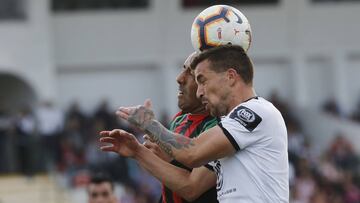 El jugador de Colo Colo Gabriel Costa, juega el balón contra Palestino durante el partido de primera division.