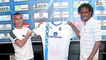 <b>ESTRENO. </b>Cristo y Kome presentaron la camiseta conmemorativa en la que se recuerdan los cuatro ascensos y con la que se jugará hoy.