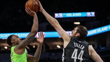 Tyler Zeller tapona un tiro de Jeff Teague.