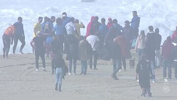 Alex Botelho en la arena de Praia do Norte, Nazar&eacute; (Portugal), inconsciente y recibiendo la atenci&oacute;n de los servicios de emergencias tras un wipeout y un rescate fallido durante el campeonato del mundo de surf tow-in.