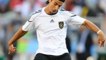 <b>DE VACACIONES. </b>Khedira está con su familia en Túnez y debe volver con el Stuttgart la próxima semana.
